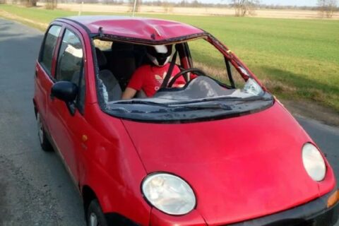 Kierowcy donieśli ze jedzie bez szyby