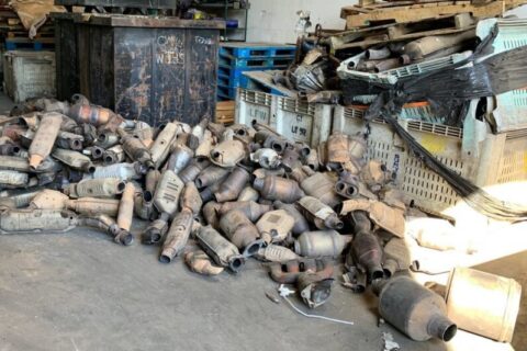 Złodziej pobił absolutny rekord. Ukradł prawie100 katalizatorów w 10 różnych miastach