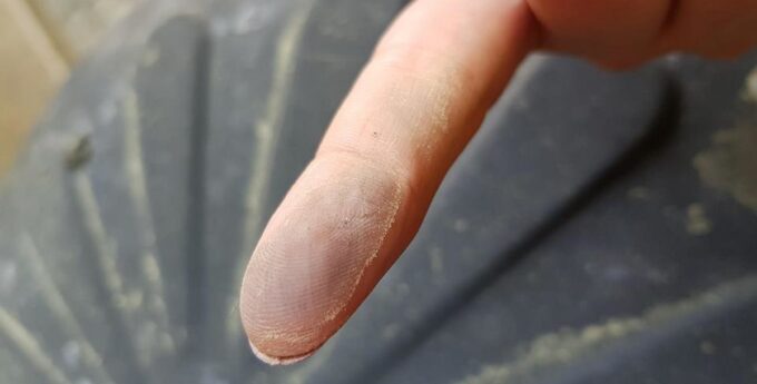 żółty pył na samochodzie