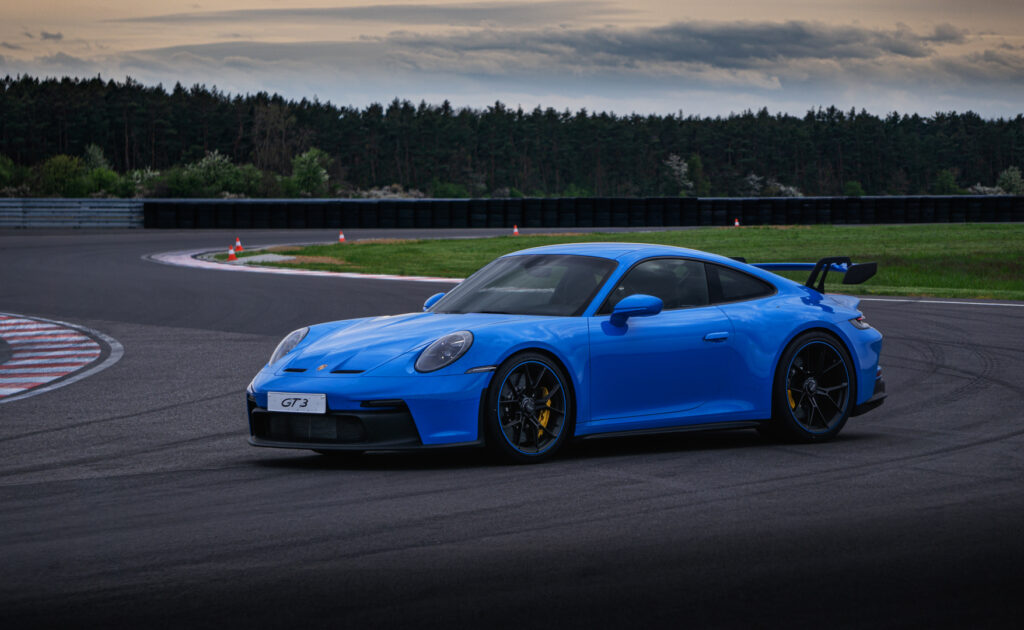 Nowe 911 GT3 to gość, który na hasło „nie zrobisz tego szybciej” odpowiada „Tak? To potrzymaj mi piwo”