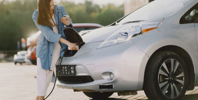 samochód spalinowy elektryczny ładowarka