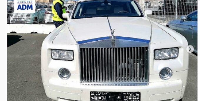 rolls royce z wnętrzem z krokodyla