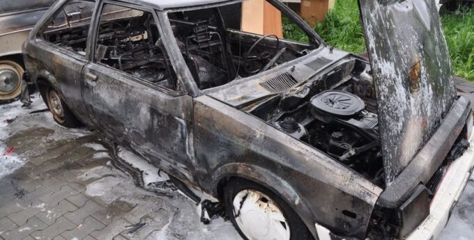 zdewastowane samochody