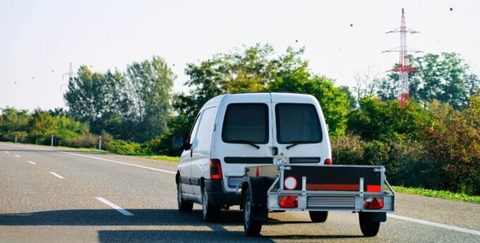 Ile można jechać z przyczepą na autostradzie?