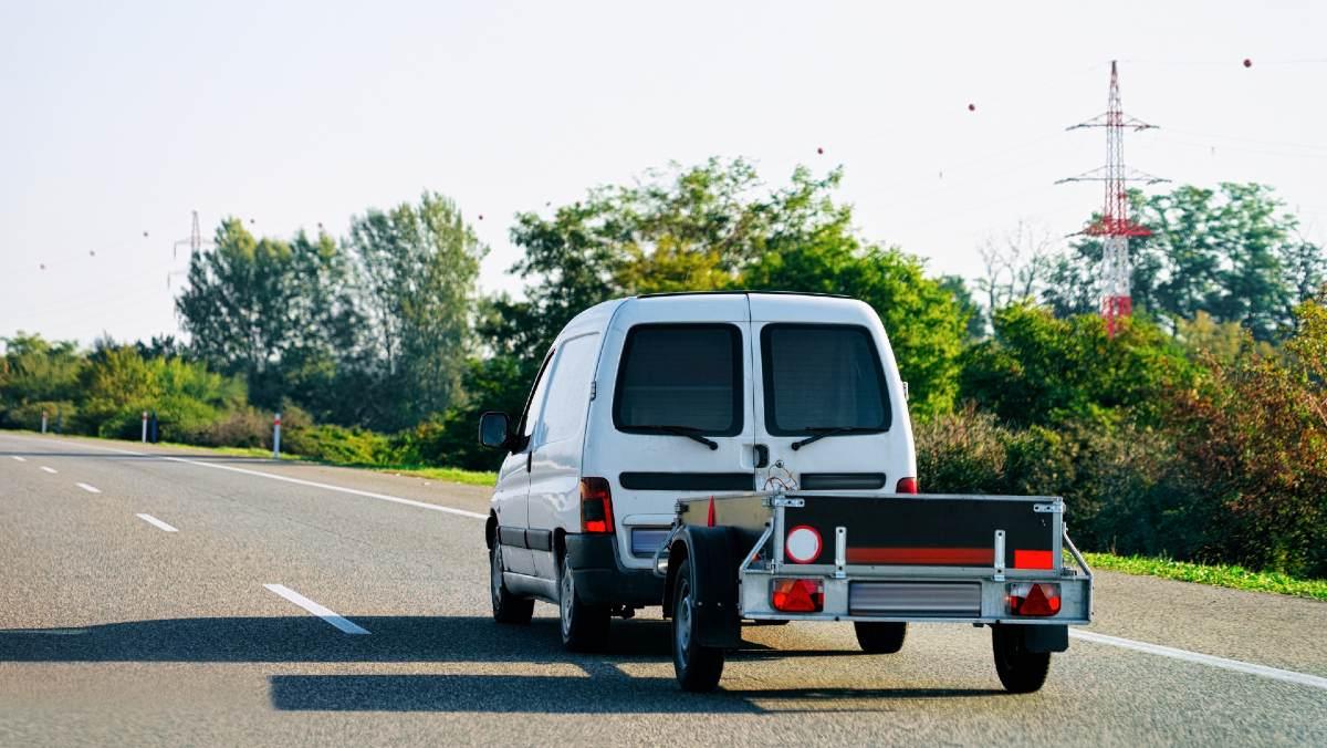 Ile można jechać z przyczepą na autostradzie?