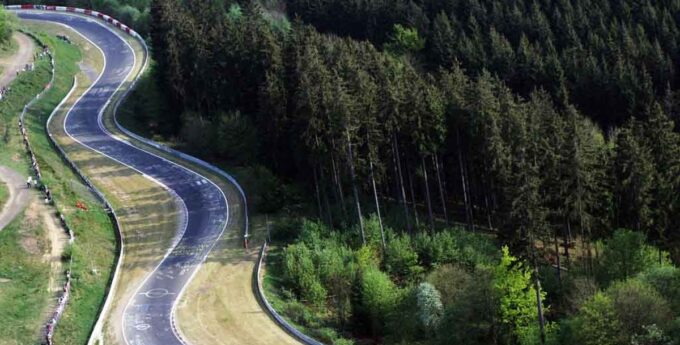 Oficjalnie – nowy najszybszy seryjny samochód świata! Co za czas na północnej pętli Nurburgringu!