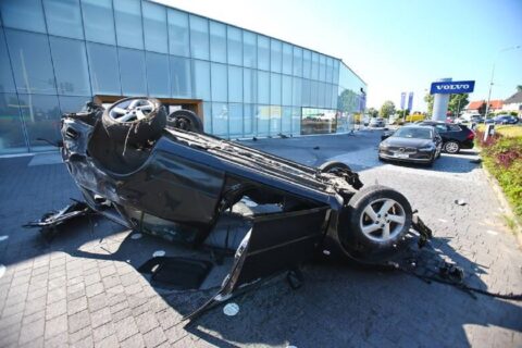 rozbity samochód Mazda