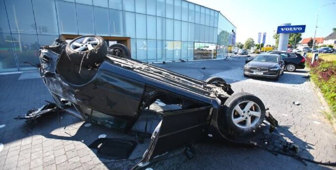 rozbity samochód Mazda