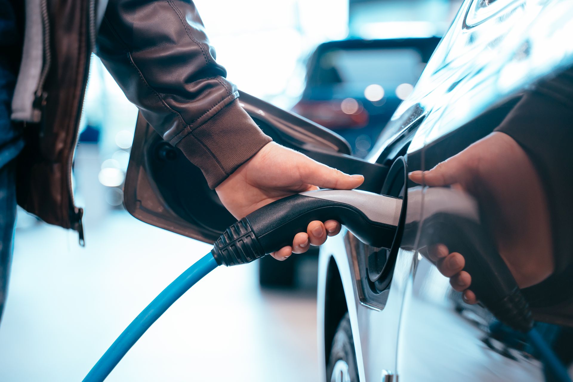samochód spalinowy elektryczny ładowarka