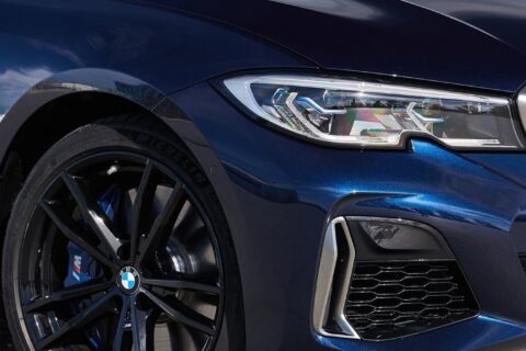 Nowy wygląd BMW Serii 3 został przedwcześnie zaprezentowany. Niemiecki sedan zachowywał jeszcze do niedawna dość konserwatywny wygląd, nawiązując nawet do kultowej generacji E46 z koncepcją reflektorów. Ale to zniknie. Od premiery obecnej generacji BMW Serii 3 po wakacjach miną równo 3 lata. Na oficjalną odsłonę liftingu będziemy jeszcze musieli poczekać, prawdopodobnie do okolic przyszłego roku. Oczywiście bawarski producent pracuje nad samochodem już od dawna i wygląda na to, że już prawie go skończył. Podobnie jak nowe BMW Serii 2, również jego wyglądu nie udało ukryć się przed czujnym obiektywem internautów. Historia lubi się powtarzać, a my możemy przynajmniej częściowo zobaczyć, jak będzie wyglądać nowa Seria 3 po lifcie. Samochód został sfotografowany z przodu i choć nigdzie nie jest napisane, że to zdjęcie tego konkretnego auta, możemy być przekonani o jego autentyczności. Oczywiście, sam zderzak mógł zmienić każdy, ale tutaj mamy też inne lampy, których nie da się tak łatwo zmienić. Ponadto, auto posiada wszystkie elementy typowe dla nowszych modeli BMW. Światła, które były jednym z najciekawszych elementów tego samochodu, są teraz nudne i wyglądają jak z X3. Są bezpośrednio połączone z przednimi nerkami, co widzieliśmy już w poprzedniej generacji. Największe kontrowersje budzi jednak zderzak, który otrzymał charakterystyczny już centralny otwór. Do tego boki zostały obniżone i wyłożone geometryczną mieszanką trójkątów i bumerangów. Panowie z BMW - to nie jest KIA, ani Hyundai. Nie chcemy tutaj takich rzeczy! Niemiecki producent ma jednak na myśli głównie rynek azjatycki, gdzie klienci lubią takie udziwnienia. Nie jest jasne, kiedy BMW oficjalnie pokaże lifting Serii 3. Możemy spodziewać się jednak, że nie nastąpi to wcześniej niż w 2022 roku.