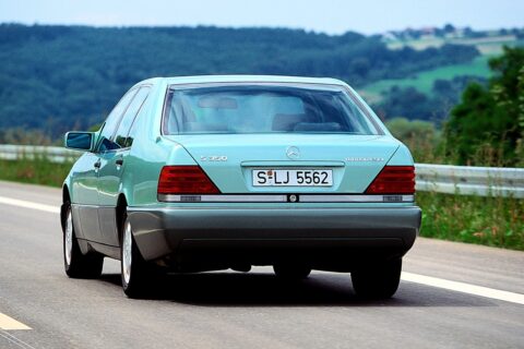Mercedes Klasy S W140 miał mnóstwo „dziwacznych” rozwiązań. Nie uwierzysz, jak działały czujniki parkowania!