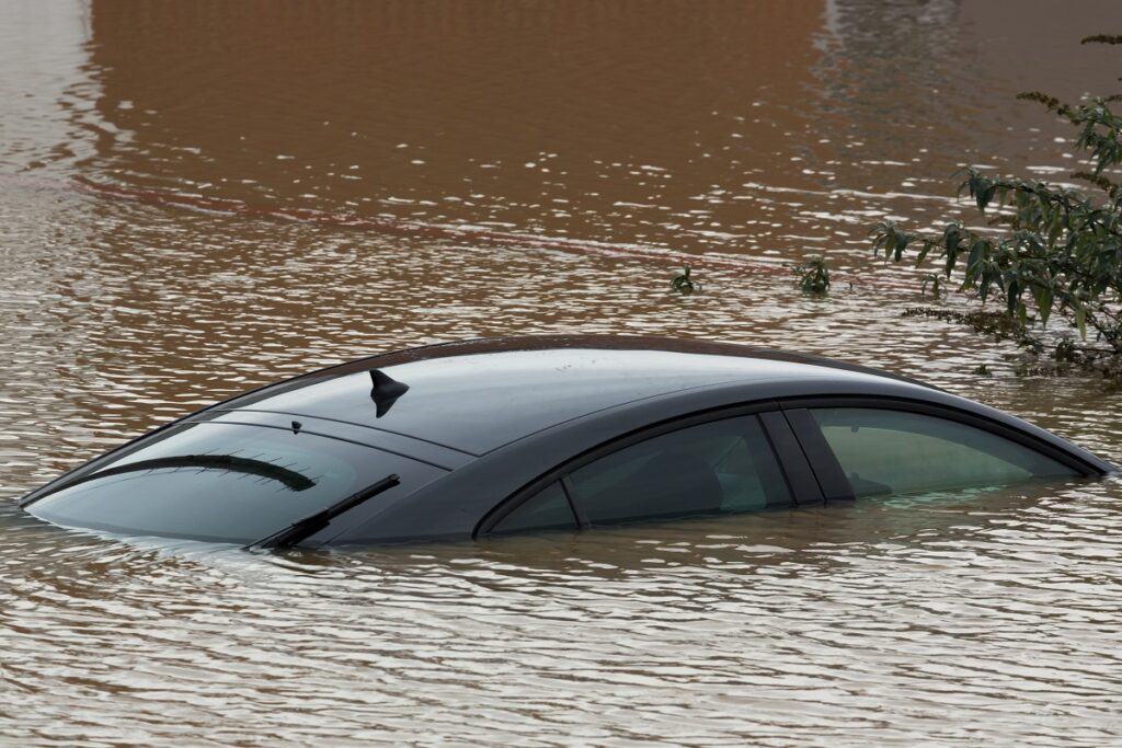 samochód po powodzi