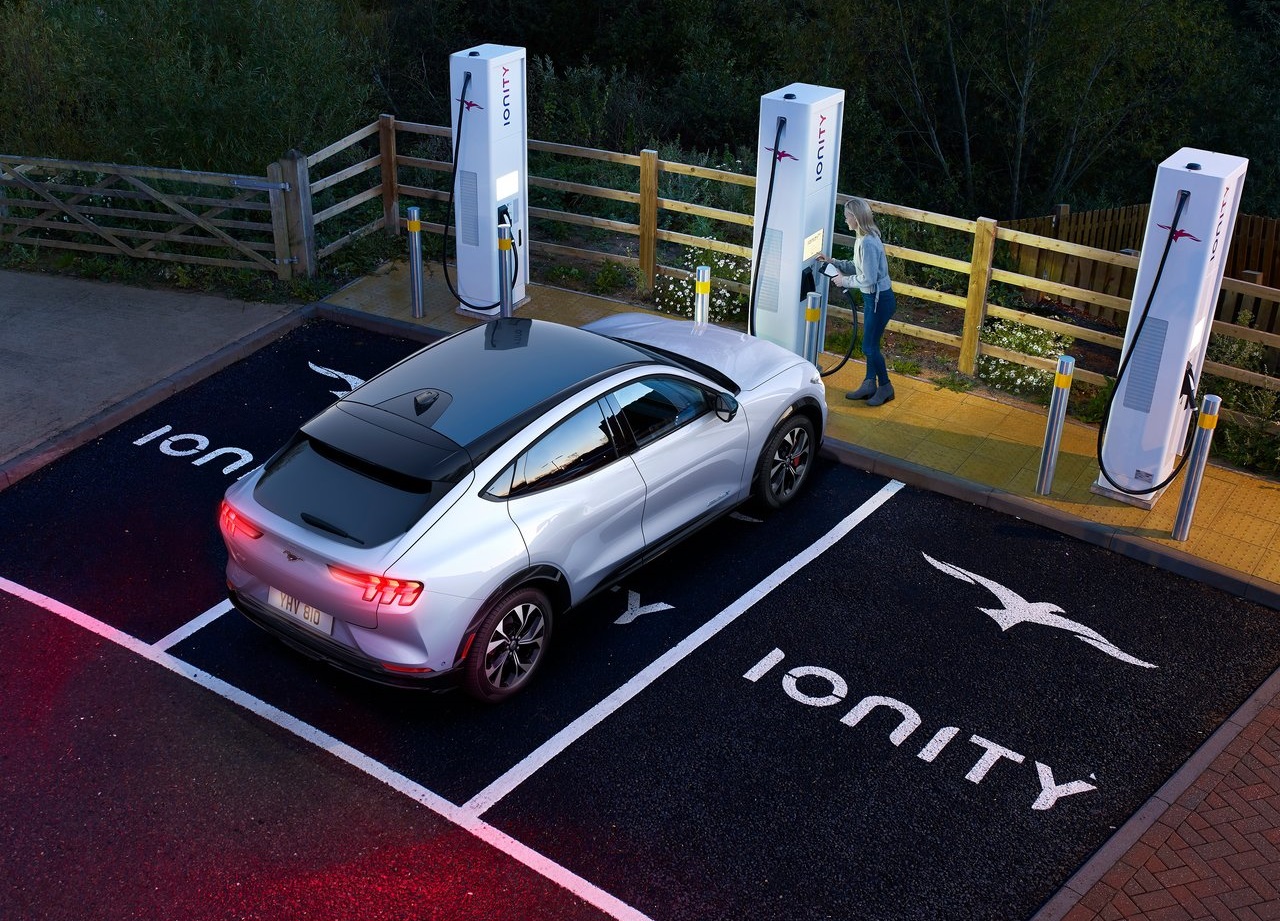 Ford Mustang Mach-E ładowanie