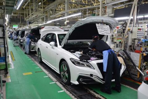 Toyota tnie produkcję