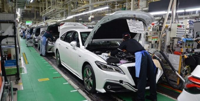 Toyota tnie produkcję