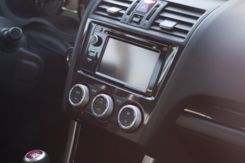 czego słuchasz w samochodzie podczas jazdy spotify youtube radio