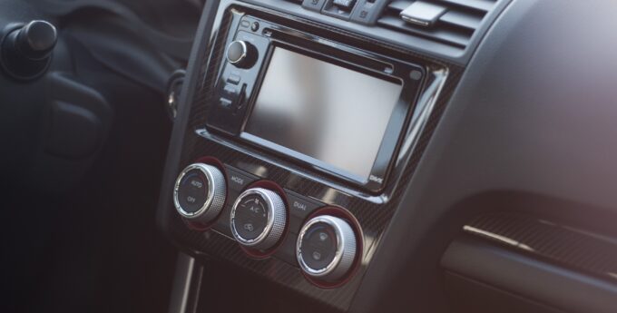 czego słuchasz w samochodzie podczas jazdy spotify youtube radio