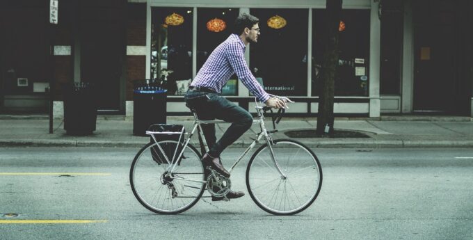 rowerzyści samochód