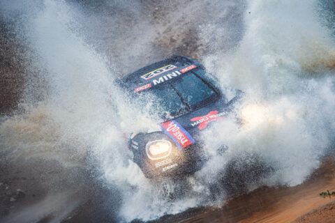 Hołowczyc zdemolował rywali! Mogą tylko oglądać kurz za jego autem