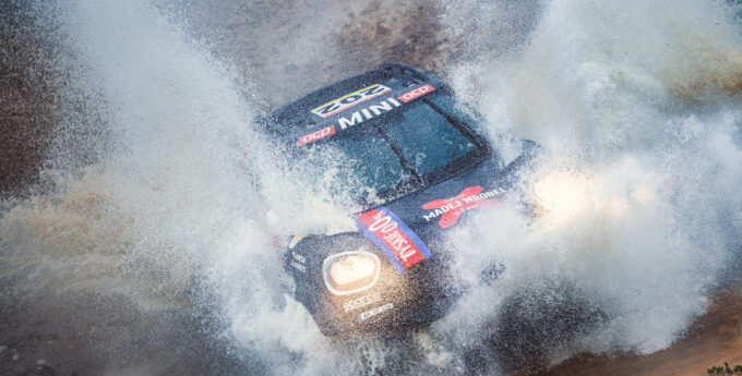 Hołowczyc zdemolował rywali! Mogą tylko oglądać kurz za jego autem