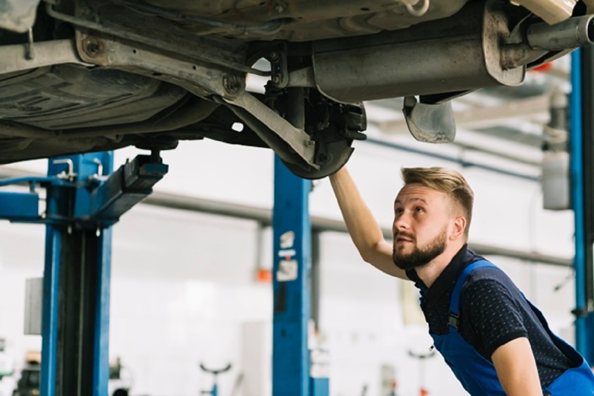 auto-mechanik-wyciekło paliwo
