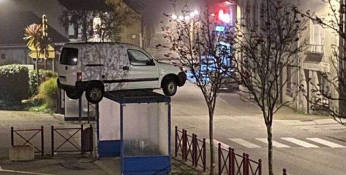 Peugeot Partner na wiacie przystanku