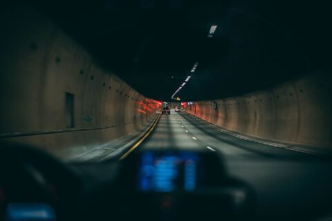 kierowca wyprzedzanie w tunelu