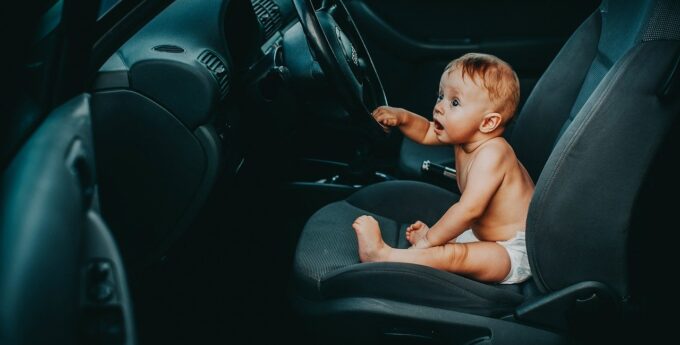 Fotelik samochodowy – kiedy dziecko może jechać bez niego?! Sprawdź fakty!