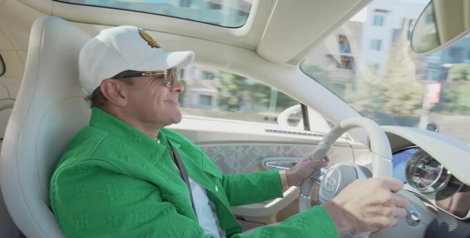 Manny zabiera Bugatti do nowego garażu