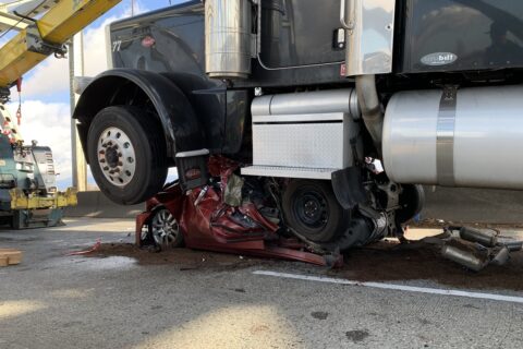 Nissan wypadek ciężarówka