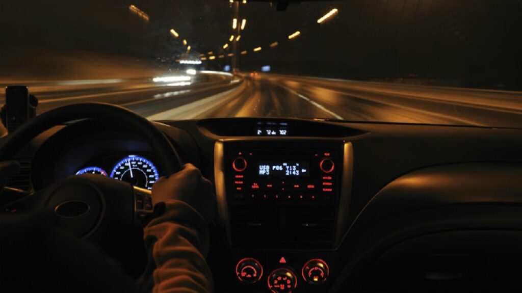 jazda nocą mandat systemy wspomagania