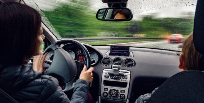 kobieta-zakręt wyprzedzanie mandat freepik