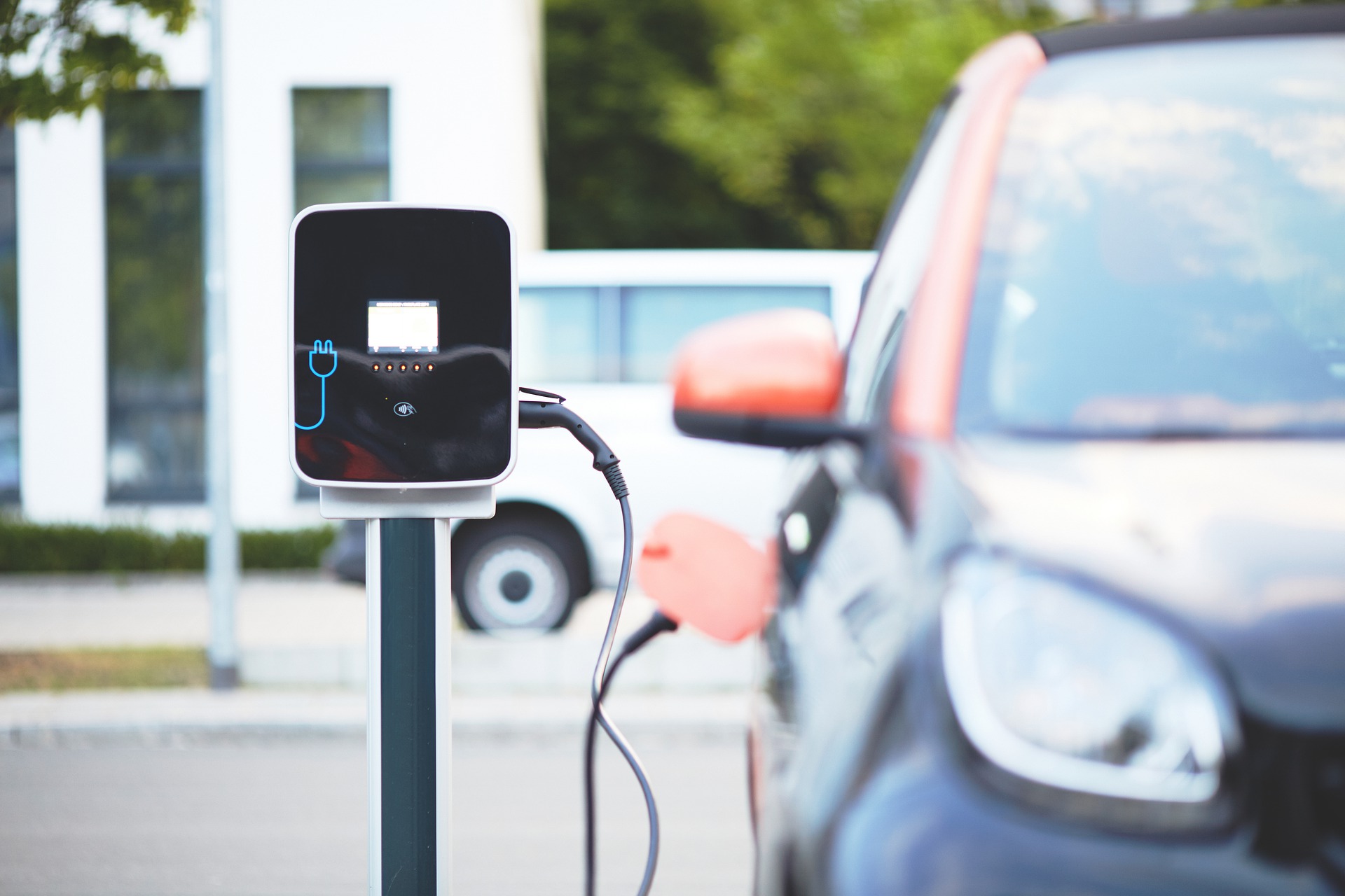 samochody elektryczne ładowarki samochód łądowarka polska ile