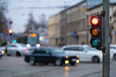 samochod na swiatłach odłaczac silnik czy nie freepik