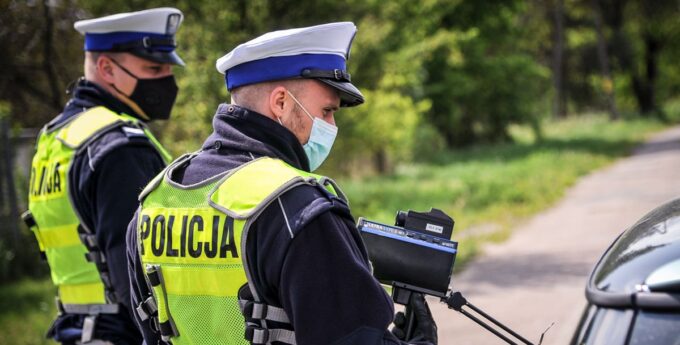 To jest prawdziwy hit tej zimy. Dostał mandat większy, niż warte jest jego auto. Nowy taryfikator dalej kosi kierowców na potęgę