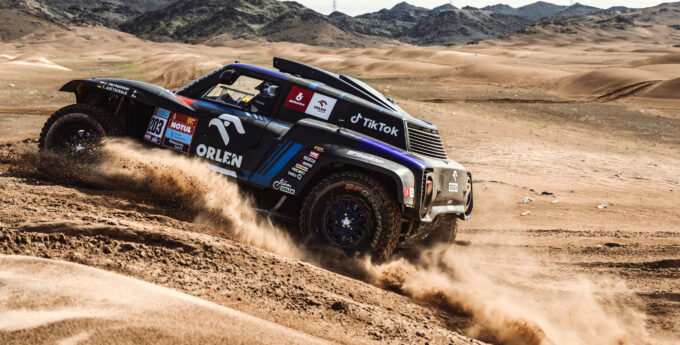 Al-Attiyah straszy od startu. Ciasno w czołówce