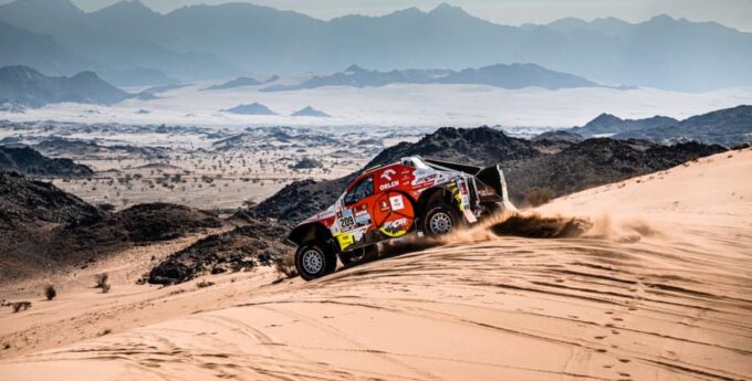 Dakar 2022: Hybryda zawiodła. Faworyci z dużymi stratami