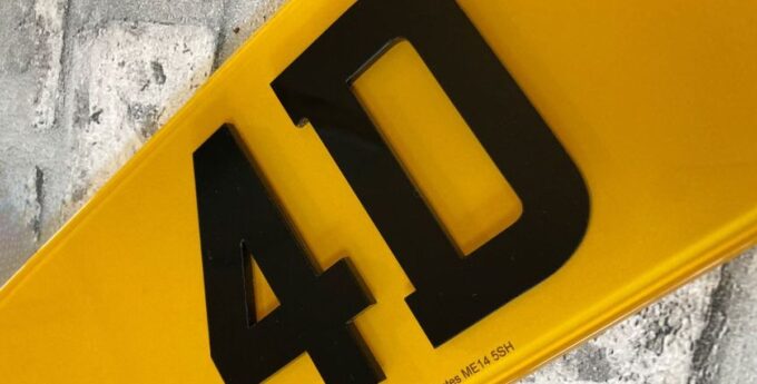 Tablice rejestracyjne 4D stają się hitem. Odpowiadamy na pytanie czym właściwie są, i czy są legalne