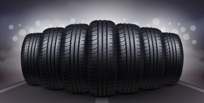 opony-samochodowe-na-nocnej-drodze_