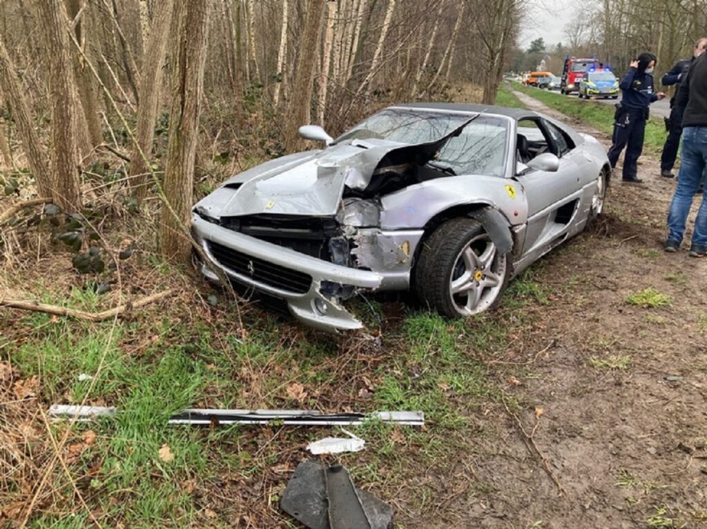 65 latek rozbił Ferrari klienta