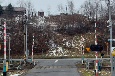 Naraziła czwórkę dzieci na ogromne niebezpieczeństwo. To kosztowało ją 3 tys. zł mandatu