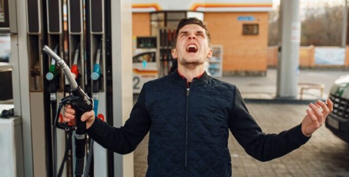 tankowanie drogie paliwo paliwa mezczyzna