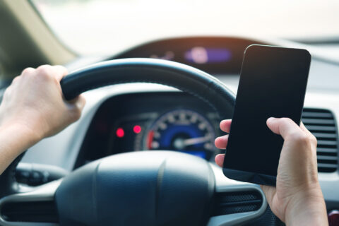 jazda z telefonem skoczy się wysokim mandatem