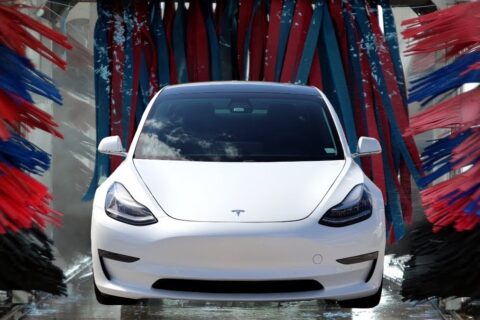 Tesla z zakazem wjazdu na myjnie samochodowe. Właściciele muszą je umyć inaczej