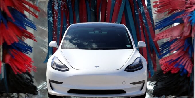 Tesla z zakazem wjazdu na myjnie samochodowe. Właściciele muszą je umyć inaczej