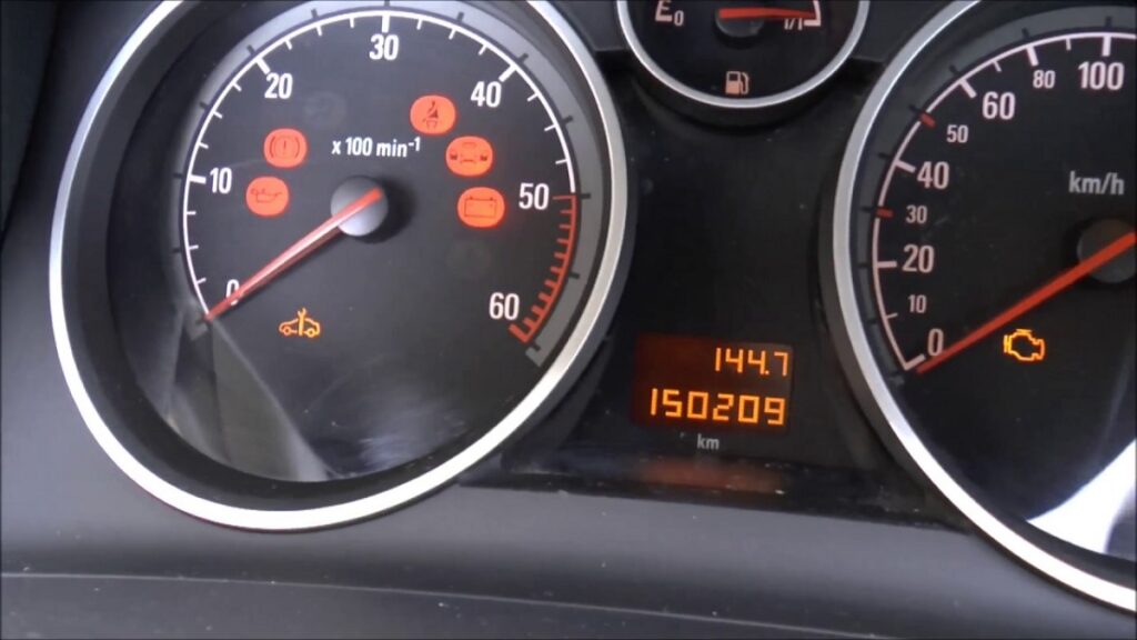 żółta kontrolka z kluczem i kluczykiem łatwo je pomylić