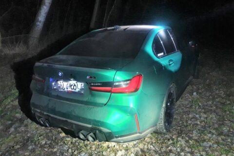 Znaleźli w lesie auto warte 600 tys. zł. Złodziejowi zabrakło w nim paliwa