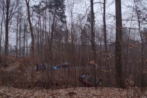 Nie zatrzymał się do policyjnej kontroli. Powód-brak uprawnień. Efekt-dachowanie samochodu, mandat i sprawa w sądzie