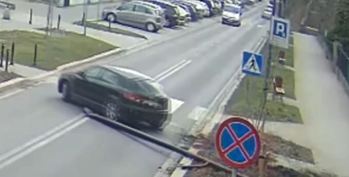 Polska w pigułce: Jeden ściął autem latarnię, drugi przyszedł i ją ukradł. To jest dramat