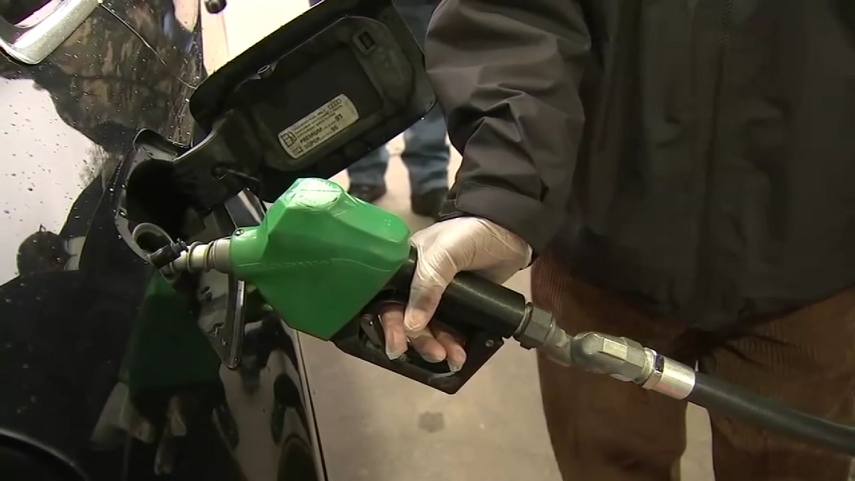 milioner rozdawał paliwo na stacjach